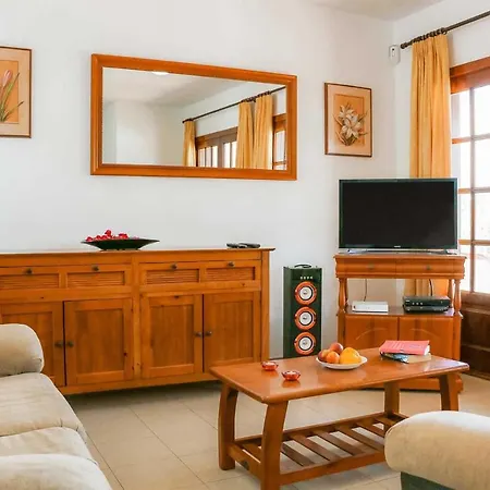 Villa Playa Blanca Sleeps 6 Air Con Wifi *